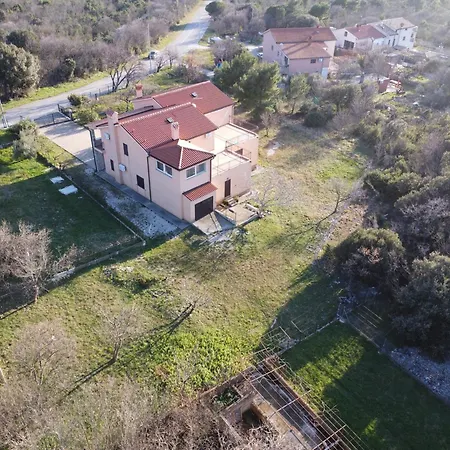 Renatoemilia Spacious With Courtyard
