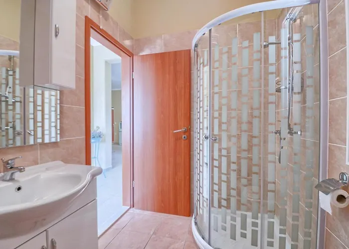 Renatoemilia Spacious With Courtyard