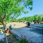 Апартаменты Renatoemilia Spacious With Courtyard Коромачно