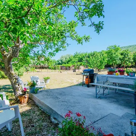 Apartment Renatoemilia Spacious With Courtyard Koromacno