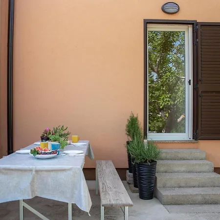 Renatoemilia Spacious With Courtyard Koromacno