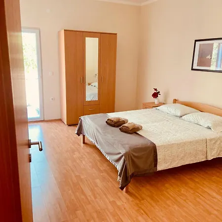 Renatoemilia Spacious With Courtyard Апартаменты