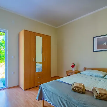 Apartment Renatoemilia Spacious With Courtyard Koromacno