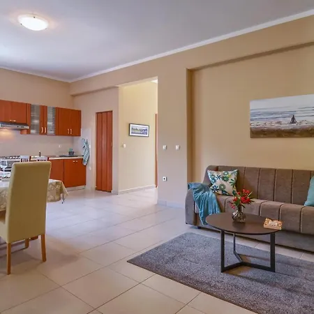 Renatoemilia Spacious With Courtyard Apartment