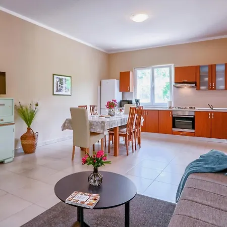 Renatoemilia Spacious With Courtyard Апартаменты Коромачно