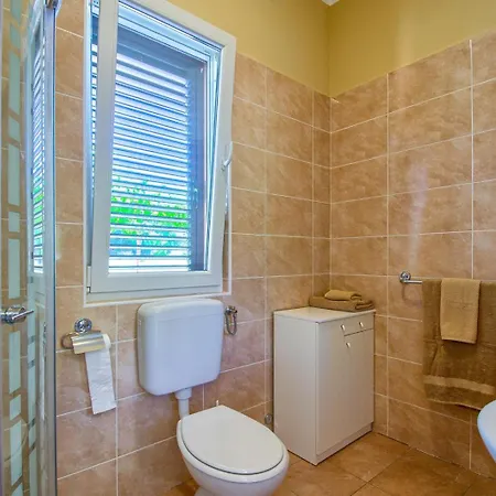 Renatoemilia Spacious With Courtyard Koromacno
