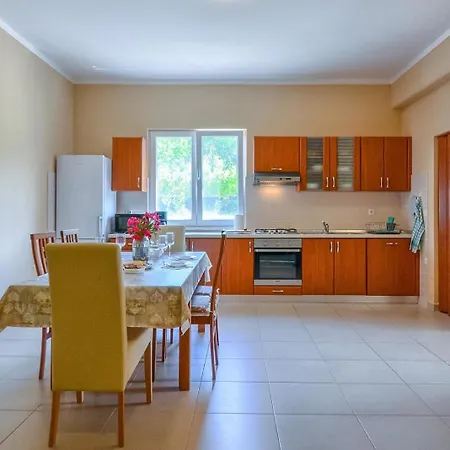 Renatoemilia Spacious With Courtyard * Коромачно