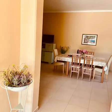 Renatoemilia Spacious With Courtyard Apartment *