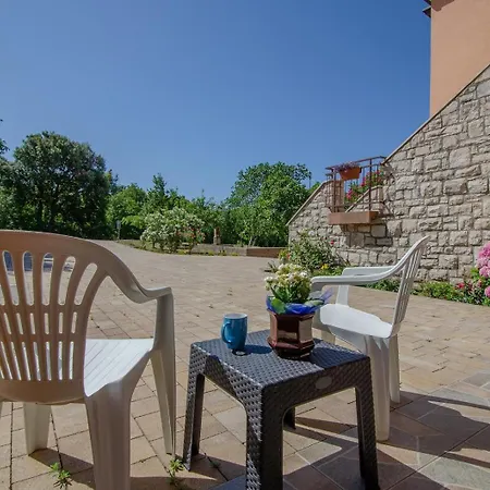 Renatoemilia Spacious With Courtyard Apartment Koromacno