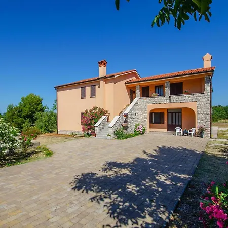 Renatoemilia Spacious With Courtyard * Koromacno