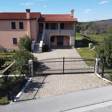 Renatoemilia Spacious With Courtyard Апартаменты Коромачно